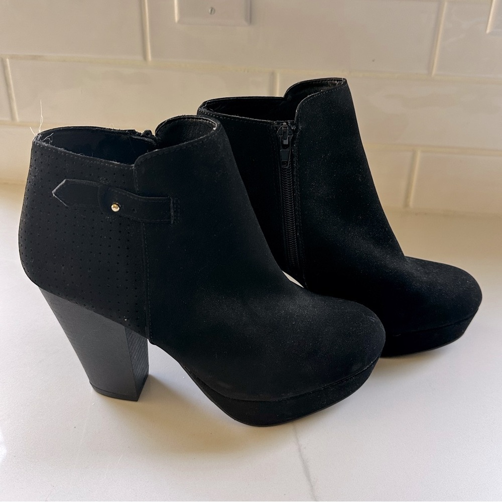 Report Black Ankle Boots with Chunky Heel, Suede, Super Cute! Like new!